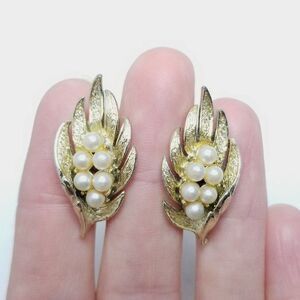 Vintage Coro Gold Tone Faux Pearl Clip On Earrings Retro 50s Style Design